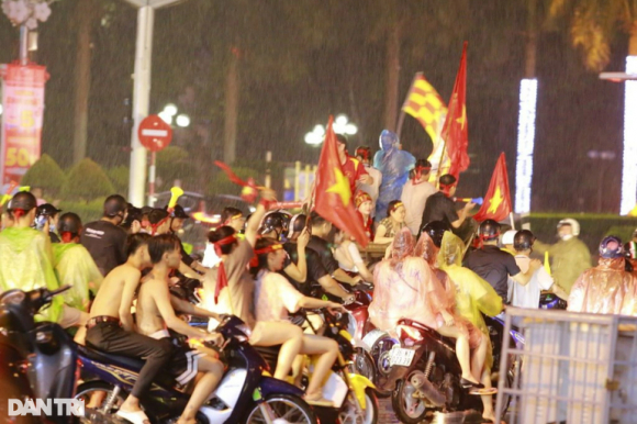 11 Nguoi Ham Mo Nhuom Do Moi Neo Duong Mung Viet Nam Vo Dich