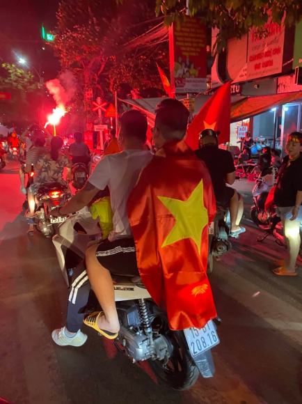 15 Nguoi Ham Mo Nhuom Do Moi Neo Duong Mung Viet Nam Vo Dich