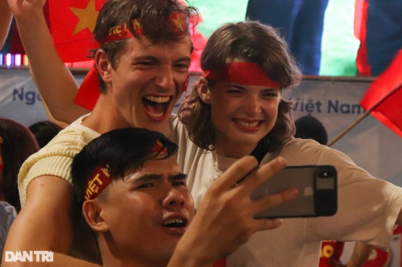 5 Nguoi Ham Mo Nhuom Do Moi Neo Duong Mung Viet Nam Vo Dich