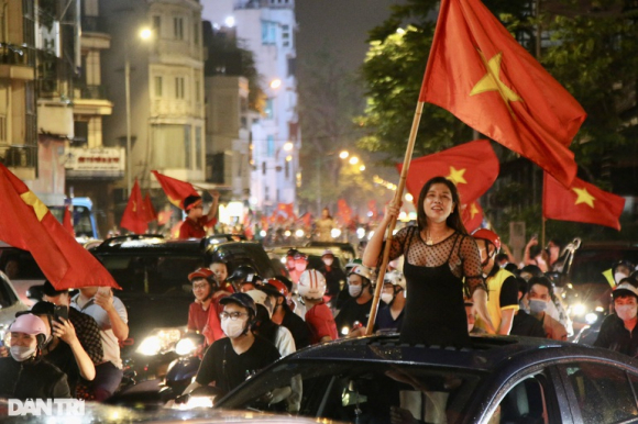 9 Nguoi Ham Mo Nhuom Do Moi Neo Duong Mung Viet Nam Vo Dich