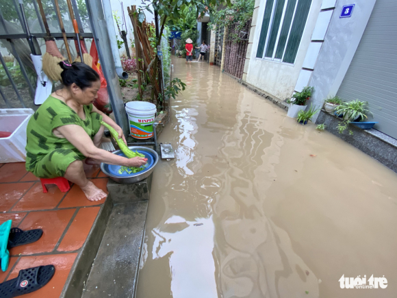 4 Mua Ngot Ba Con Ngoai Thanh Ha Noi Van Loi Bi Bom Trong Nuoc Ngap