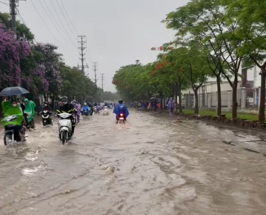 4 Nhieu Noi Mien Bac Ngap Sau Sau Mua Lon Oto Chim Trong Bien Nuoc