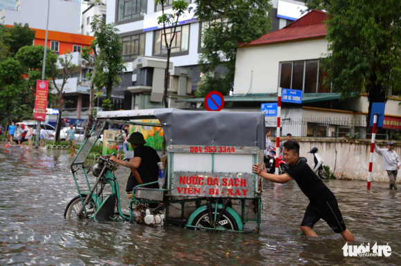 2 Duong Pho Ha Noi Hon Loan Un Tac Dai Sau Con Mua 160mm Hiem Gap