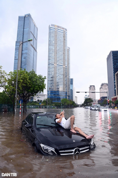 1 Chu Xe Mercedes Hot Nhat Ha Noi Ke Khoanh Khac Ket Giua Bien Nuoc