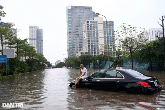 2 Chu Xe Mercedes Hot Nhat Ha Noi Ke Khoanh Khac Ket Giua Bien Nuoc