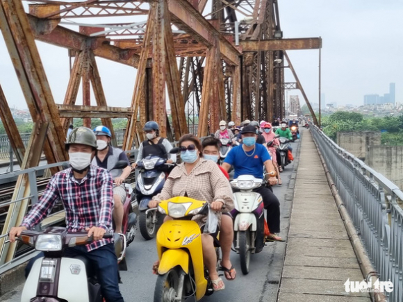 1 Bo Gtvt Yeu Cau Khac Phuc Ngay Hu Hong Tren Mat Cau Long Bien