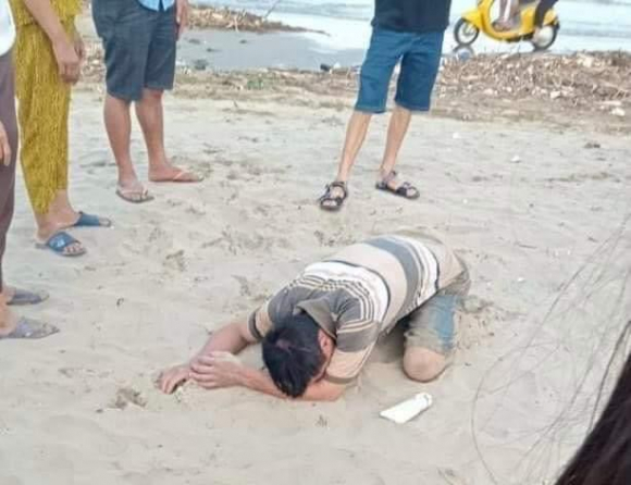 1 Nguoi Cha Khoc Ngat Khi Hai Con Tu Vong Luc Di Tam Bien