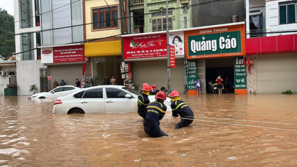 2 Nuoc Lu Dang Cao Ngang Nguoi O To Boi O Pho Nui Son La