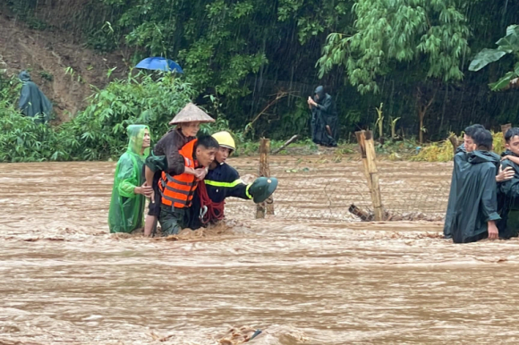 3 Nuoc Lu Dang Cao Ngang Nguoi O To Boi O Pho Nui Son La