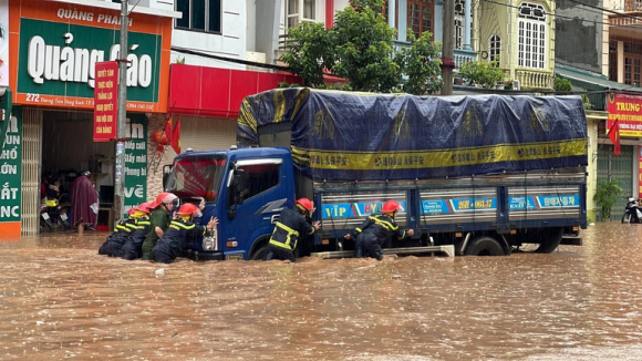 4 Nuoc Lu Dang Cao Ngang Nguoi O To Boi O Pho Nui Son La