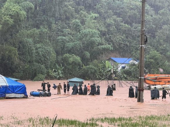 5 Nuoc Lu Dang Cao Ngang Nguoi O To Boi O Pho Nui Son La