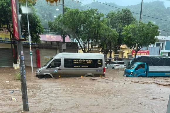 6 Nuoc Lu Dang Cao Ngang Nguoi O To Boi O Pho Nui Son La