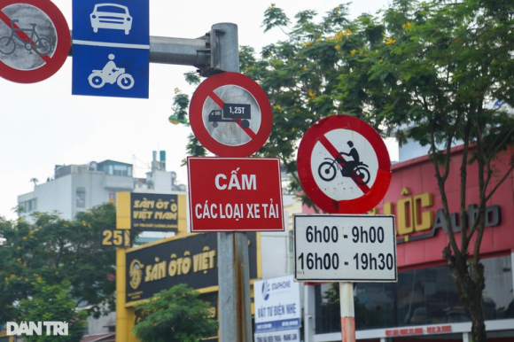 2 Ha Noi Bien Cam Xe May Tren Cau Vuot Dang De Lam Canh