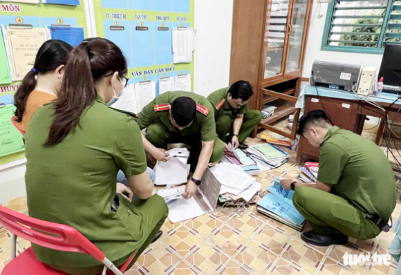 2 Bat Tam Giam Nguyen Hieu Truong Va Ke Toan Chiem Doat Tien Cua Truong Tieu Hoc