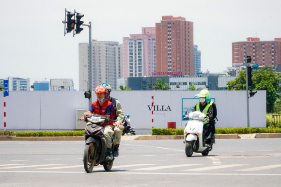 2 Nguoi Dan Ha Noi Chong Choi Nang Nong Bong Rat Gan 40 Do C