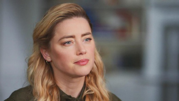 1 Bi Tay Chay Amber Heard Van La My Nhan Co Guong Mat Dep Nhat The Gioi