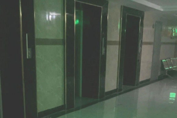 1 Ha Noi Mat Dien Dien Rong Nhieu Nguoi Ket Trong Thang May