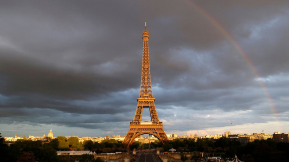 1 Vi Sao Thap Eiffel Bi Ri Set Xuong Cap Nghiem Trong Nhung Chi Duoc Son Lai