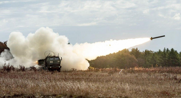 1 Vi Sao Phao M142 Himars Co The Lien Tuc Dot Chay Cac Kho Quan Su Cua Nga