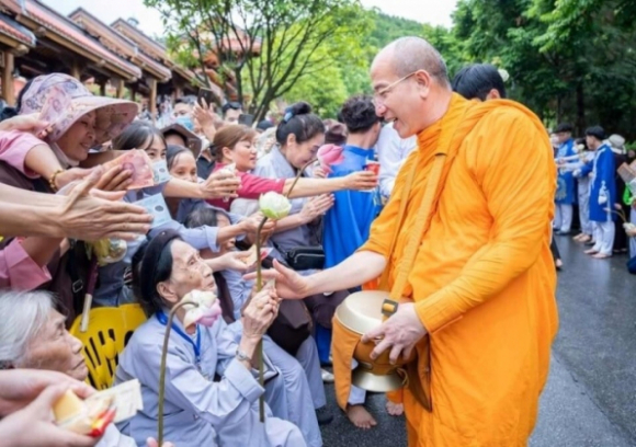 1 Thuong Toa Thich Nhat Tu Cung Duong Nhu Chua Ba Vang Khong Phu Hop