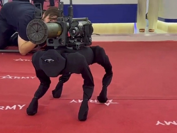 2 Cho Robot Chien Dau Mang Ten Lua Cua Nga Co Xuat Xu Tu Trung Quoc