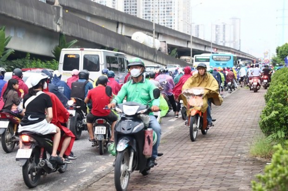 18 Dau Dau Canh Xe May Chay Bat Chap Luat Le Ngang Nhien Vi Pham Ngay Truoc Mat Csgt O Ha Noi