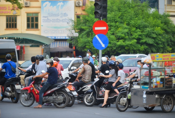 5 Dau Dau Canh Xe May Chay Bat Chap Luat Le Ngang Nhien Vi Pham Ngay Truoc Mat Csgt O Ha Noi