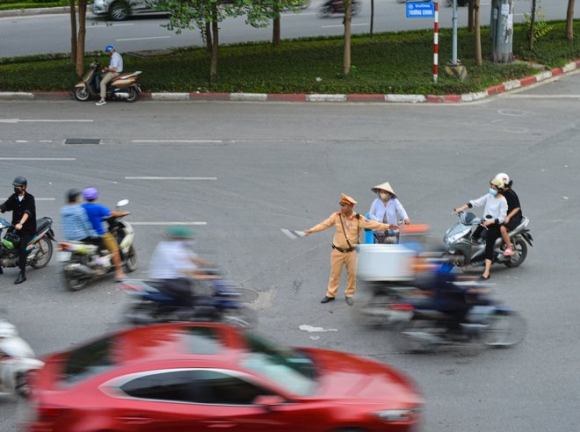 6 Dau Dau Canh Xe May Chay Bat Chap Luat Le Ngang Nhien Vi Pham Ngay Truoc Mat Csgt O Ha Noi