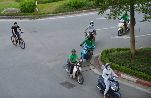 7 Dau Dau Canh Xe May Chay Bat Chap Luat Le Ngang Nhien Vi Pham Ngay Truoc Mat Csgt O Ha Noi