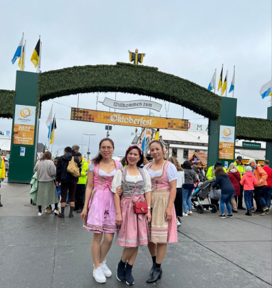 2 Nguoi Viet Voi Niem Vui Hoi Ngo Tai Le Hoi Bia Duc Oktoberfest