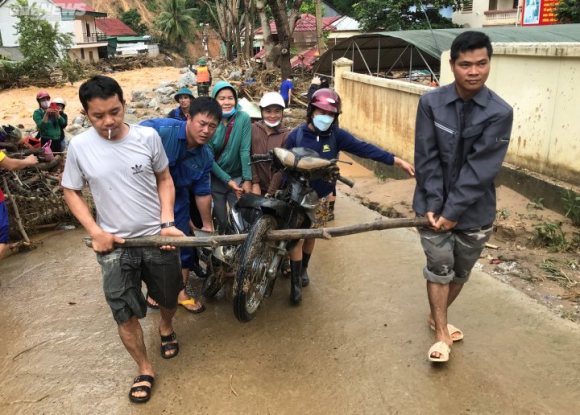 5 Hang Tram Xe May Duoc Dao Len Duoi Lop Bun Sau O Vung Ron Lu Nghe An