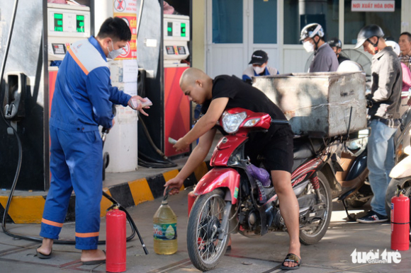 2 Nguoi Dan Ha Noi Cung Met Moi Xep Hang Cho Do Xang