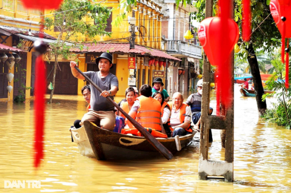 1 Kiem Tien Trieu Moi Ngay Nho Cho Khach Tham Quan Pho Co Mua Ngap Lut