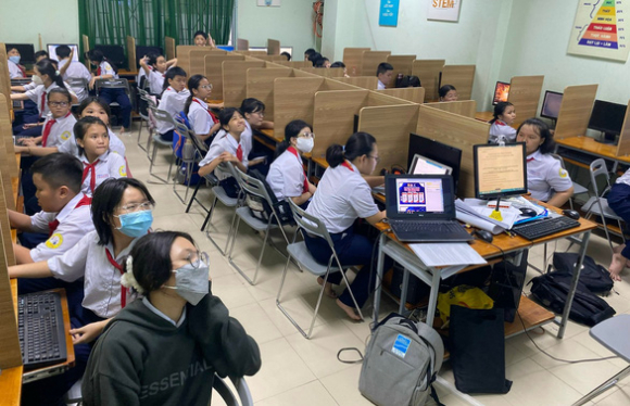 1 May Tinh O Truong Chay Ca Giat Hoc Sinh Lam Sao Hoc Chuong Trinh Pho Thong Moi