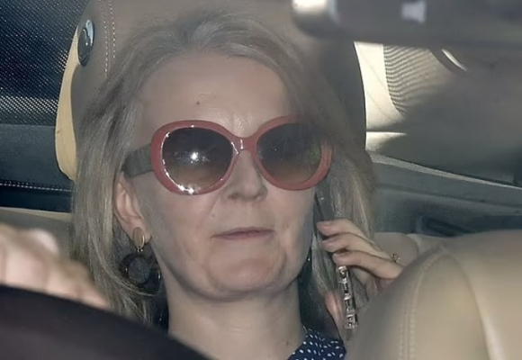 1 Nga Bi Nghi Xam Nhap Dien Thoai Cua Ba Liz Truss