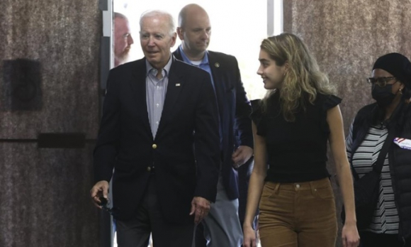1 Ong Biden Di Bo Phieu Giua Ky Som