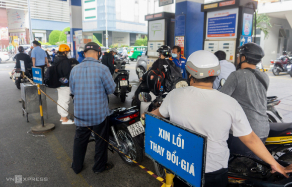 1 Gia Xang Len Sat 24000 Dong Mot Lit