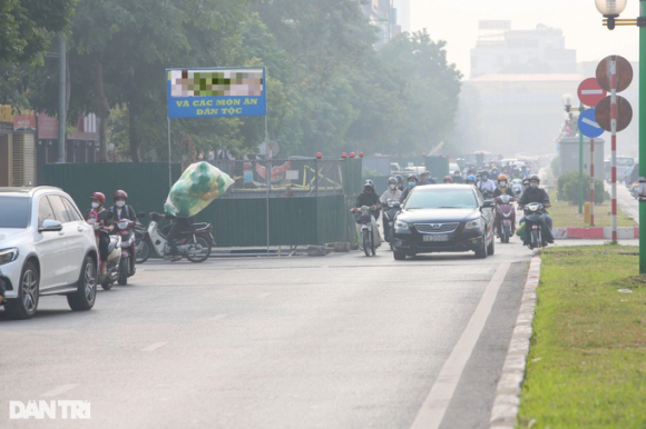 6 Ha Noi Ma Tran Lo Cot Rao Chan Tren Duong Vu Trong Khanh