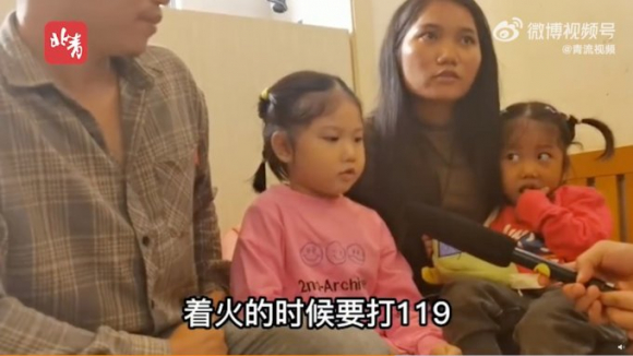 1 Be 4 Tuoi Duoc Ca Ngoi Vi Cach Ung Pho Khi Chay Trong Nha