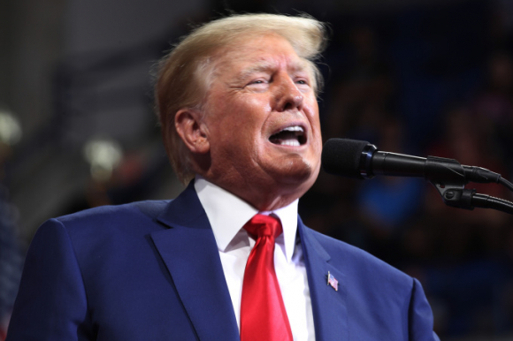 1 Ong Trump Cong Kich Loat Quan Chuc Cong Hoa