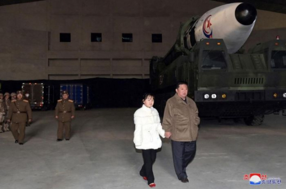 1 Ong Kim Jong Un Va Con Gai Xuat Hien Tai Buoi Phong Icbm