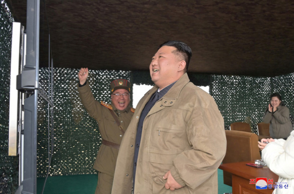 1 Tin The Gioi 19 11 Ong Kim Jong Un Dat Vo Con Xem Phong Ten Lua Dan Dao Xuyen Luc Dia