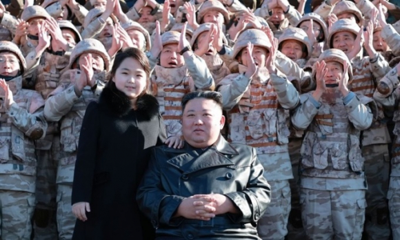 2 Ong Kim Jong Un Lan Thu Hai Xuat Hien Cung Con Gai