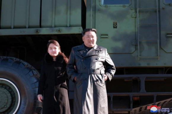 2 Con Gai Ong Kim Jong Un Tuoi Cuoi Ben Cha Trong Chuyen Thi Sat