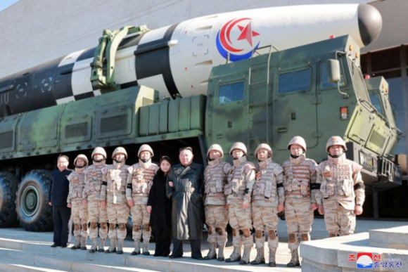 3 Con Gai Ong Kim Jong Un Tuoi Cuoi Ben Cha Trong Chuyen Thi Sat