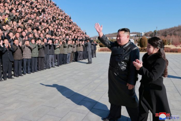 4 Con Gai Ong Kim Jong Un Tuoi Cuoi Ben Cha Trong Chuyen Thi Sat