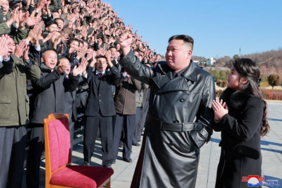 5 Con Gai Ong Kim Jong Un Tuoi Cuoi Ben Cha Trong Chuyen Thi Sat