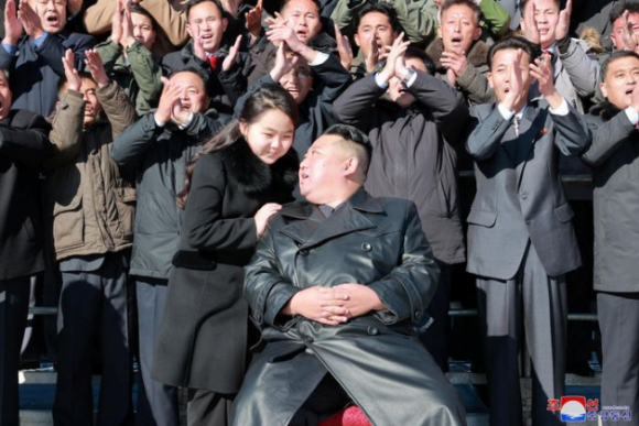 7 Con Gai Ong Kim Jong Un Tuoi Cuoi Ben Cha Trong Chuyen Thi Sat