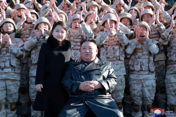 8 Con Gai Ong Kim Jong Un Tuoi Cuoi Ben Cha Trong Chuyen Thi Sat