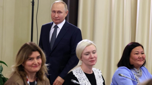 1 Kremlin Bi Lo Dan Dung Putin Gap Me Va Vo Quan Nhan Nga
